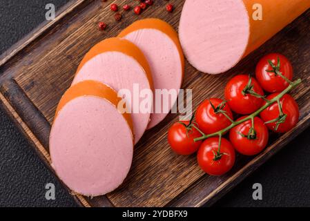 Saucisse végane bouillie ou végétarienne à base de succédanés de viande Banque D'Images