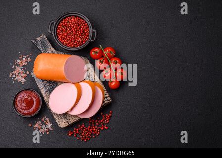 Saucisse végane bouillie ou végétarienne à base de succédanés de viande Banque D'Images