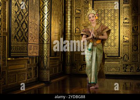 Khon, est une danse thaïlandaise classique en masque. Sauf pour ces personnages qui ne portaient pas de masques. parce qu'elle est l'actrice principale Banque D'Images