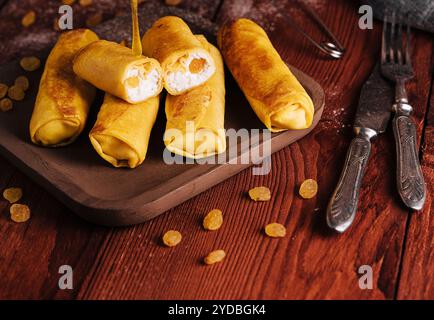 Crêpes roulées sucrées avec fromage cottage Banque D'Images