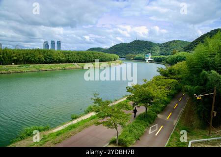 Ulsan, Corée du Sud - 5 octobre 2024 : une vue depuis le National Garden Bridge présentant le sentier pédestre et cyclable le long de la rivière Taehwagang R. Banque D'Images