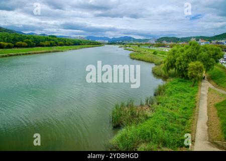 Ulsan, Corée du Sud - 5 octobre 2024 : une vue paisible en amont de la rivière Taehwagang, avec des berges verdoyantes, des collines lointaines et le surr Banque D'Images