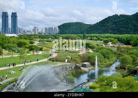 Ulsan, Corée du Sud - 5 octobre 2024 : une vue panoramique depuis le dernier étage du bâtiment de gestion du jardin national de la rivière Taehwa, présentant le Banque D'Images