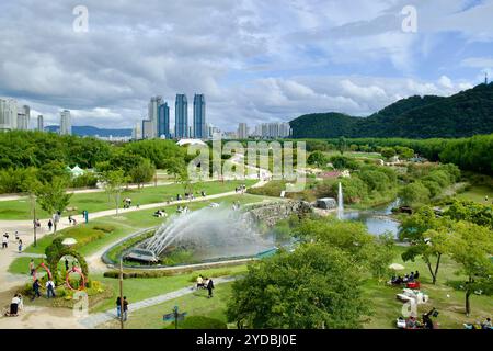 Ulsan, Corée du Sud - 5 octobre 2024 : vue panoramique sur le jardin national de la rivière Taehwa, avec fontaines, sentiers pédestres, verdure et skylin Banque D'Images