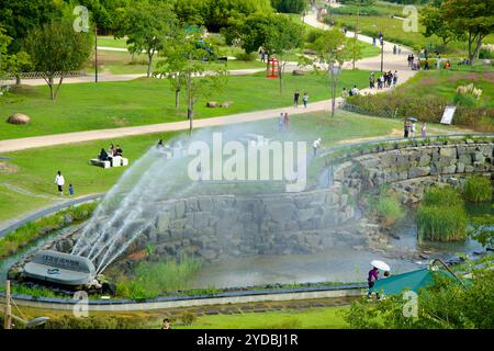 Ulsan, Corée du Sud - 5 octobre 2024 : vue rapprochée de la zone des fontaines du jardin national de la rivière Taehwa, avec les visiteurs appréciant le cadre pittoresque Banque D'Images