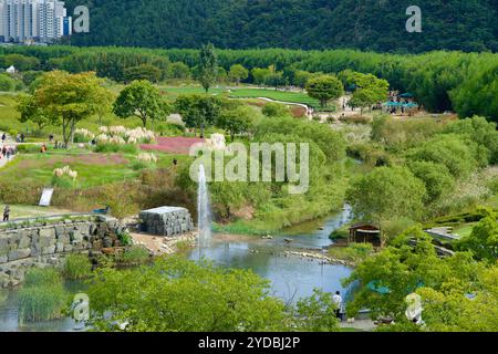 Ulsan, Corée du Sud - 5 octobre 2024 : une vue sur la zone des fontaines au jardin national de la rivière Taehwa, avec les visiteurs appréciant les environs pittoresques Banque D'Images