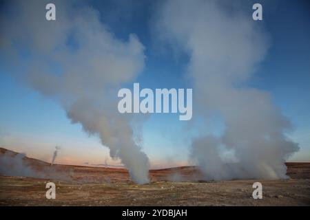 Le sol de MaÃ±ana - champ de geyser unique et zone géothermique à une altitude de 5000 mètres dans l'altiplano de Bolivie Banque D'Images