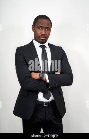 Homme d'affaires afro-américain confiant avec des bras repliés Banque D'Images