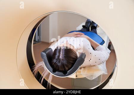 Patiente subissant une IRM - imagerie par résonance magnétique à l'hôpital. Concept de l'équipement médical et des soins de santé Banque D'Images