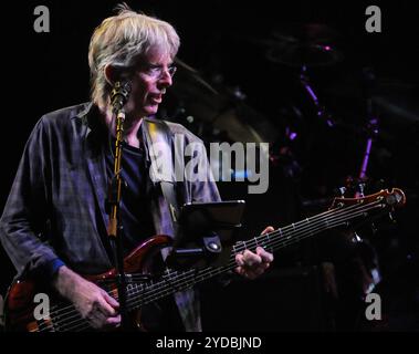 Phil Lesh, co-fondateur et bassiste de Grateful Dead, se produit au Fare Thee Well : Celebrating 50 Years of the Grateful Dead concert à Santa Clara. Lesh est décédé le 25 octobre 2024 à l’âge de 84 ans. Banque D'Images