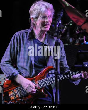 Phil Lesh, co-fondateur et bassiste de Grateful Dead, se produit au Fare Thee Well : Celebrating 50 Years of the Grateful Dead concert à Santa Clara. Lesh est décédé le 25 octobre 2024 à l’âge de 84 ans. Banque D'Images