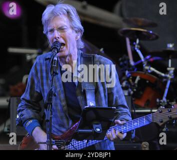 Phil Lesh, co-fondateur et bassiste de Grateful Dead, se produit au Fare Thee Well : Celebrating 50 Years of the Grateful Dead concert à Santa Clara. Lesh est décédé le 25 octobre 2024 à l’âge de 84 ans. Banque D'Images