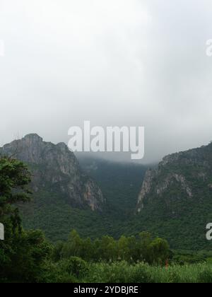 Le nuage et le brouillard couvrent la montagne calcaire pendant la saison des pluies, la forêt verte et le rocher au parc national Khao Sam Roi Yot, en Thaïlande Banque D'Images