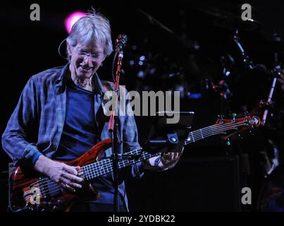 Santa Clara, États-Unis. 27 juin 2015. Phil Lesh, co-fondateur et bassiste de Grateful Dead, se produit au Fare Thee Well : Celebrating 50 Years of the Grateful Dead concert à Santa Clara. Lesh est décédé le 25 octobre 2024 à l’âge de 84 ans. (Photo Paul Hennessy/SOPA images/SIPA USA) crédit : SIPA USA/Alamy Live News Banque D'Images