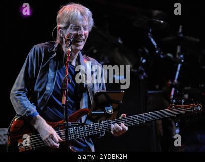 Santa Clara, États-Unis. 27 juin 2015. Phil Lesh, co-fondateur et bassiste de Grateful Dead, se produit au Fare Thee Well : Celebrating 50 Years of the Grateful Dead concert à Santa Clara. Lesh est décédé le 25 octobre 2024 à l’âge de 84 ans. (Photo Paul Hennessy/SOPA images/SIPA USA) crédit : SIPA USA/Alamy Live News Banque D'Images