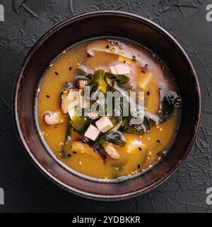 Soupe avec algues et champignons vue de dessus Banque D'Images