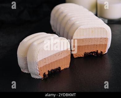 Trois gâteaux de mousse au chocolat avec du lait Banque D'Images