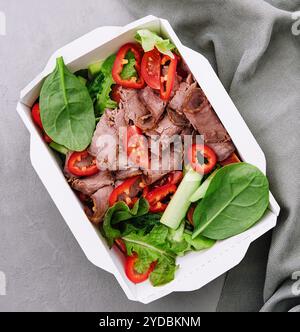 Salade de steak de bœuf avec tomates cerises, concombres et basilic Banque D'Images