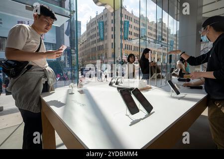 Un acheteur essaie un nouvel iPhone 15 dans le magasin phare Apple sur East Nanjing Road à Shanghai, en Chine, le lundi 23 octobre 2023. Banque D'Images