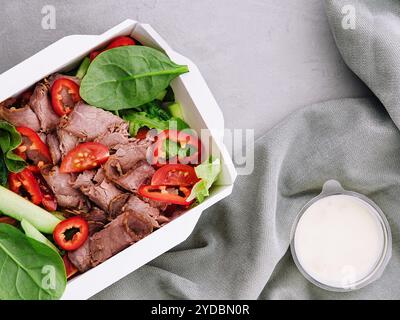 Salade de steak de bœuf avec tomates cerises, concombres et basilic Banque D'Images