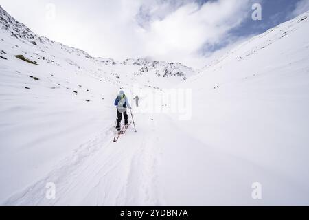 Deux skieurs grimpant jusqu'à la Madritschspitze, paysage de montagne enneigé, vallée de Madritsch, Alpes d'Ortler, vallée de Vinschgau, Italie, Europe Banque D'Images