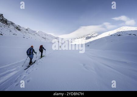 Deux randonneurs de ski montant dans la neige fraîche, sommet de montagne enneigé Monte Cevedale en arrière-plan, paysage de montagne hivernal, Alpes Ortler, Vinschga Banque D'Images