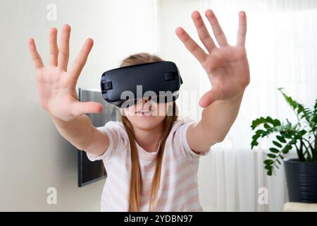 Adolescente portant casque de lunettes de réalité virtuelle et jouant, boîte vr. technologie, nouvelle génération, concept de progrès. Fille essayez Banque D'Images