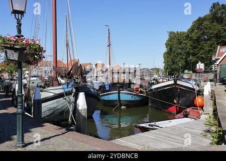 Navires traditionnels dans le port intérieur de la vieille ville de Hoorn, province de Hollande du Nord, Frise occidentale, pays-Bas Banque D'Images