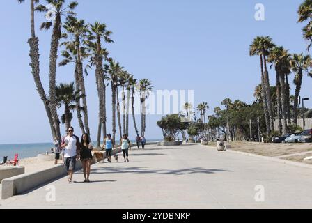 Les gens marchent le long de la promenade de Ventura près de la plage Banque D'Images