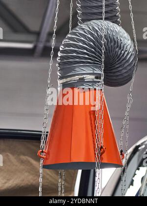 Capot d'un extracteur d'air industriel dans un atelier de réparation automobile Banque D'Images