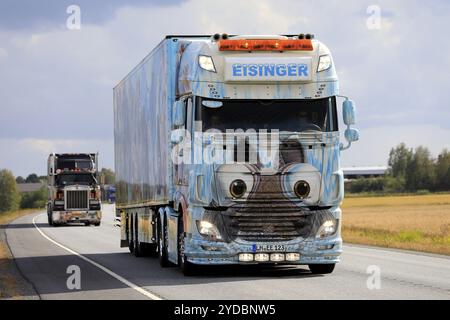 Luopajarvi, Finlande. 8 août 2019. Spedition Eisinger DAF XF 106 510 Age glaciaire et remorque dans le convoi de camions pour le Power Truck Show 2019 Banque D'Images