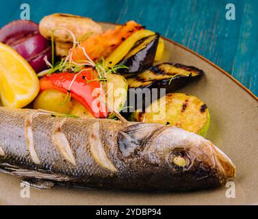 Bar cuit avec des légumes grillés sur l'assiette Banque D'Images