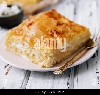 Casserole de fromage cottage sur assiette blanche Banque D'Images