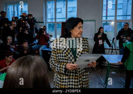 Tbilissi, Géorgie. 26 octobre 2024. Le Président de la République géorgienne, Salomé Zourabichvili, arrive au bureau de vote avec la carte électorale en main pour les élections géorgiennes. Crédit : SOPA images Limited/Alamy Live News Banque D'Images