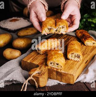 Tartes moldaves ou placinta avec purée de pommes de terre Banque D'Images