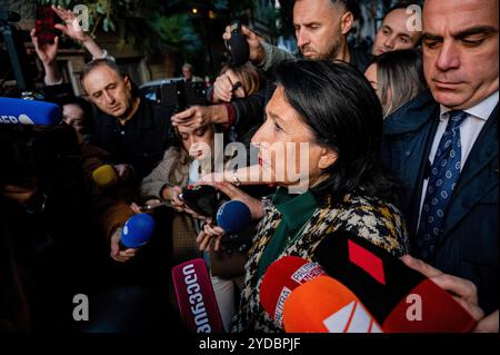 Tbilissi, Géorgie. 26 octobre 2024. La Présidente de la République géorgienne, Salomé Zourabichvili, lit un communiqué de presse après avoir voté lors des élections géorgiennes. (Photo de Maria Giulia Molinaro vitale/SOPA images/Sipa USA) crédit : Sipa USA/Alamy Live News Banque D'Images