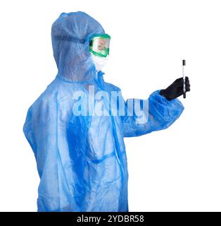 Technologue en soins médicaux tenant un écouvillon COVID-19, portant un vêtement de protection EPI, un masque, des gants. Tube a essai pour PRELEVER OP NP Pat Banque D'Images