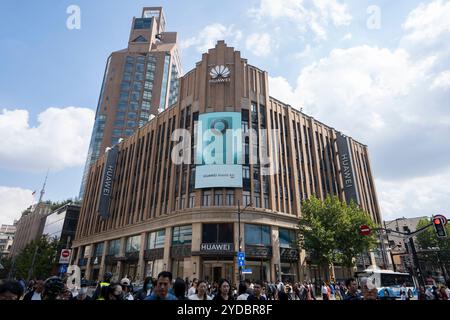 Le Huawei Global Flagship Store dans le bâtiment historique de Nanjing sur la route animée East Nanjing à Shanghai, en Chine, le lundi 23 octobre 2023. Banque D'Images