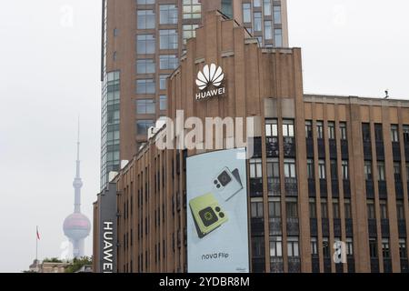 Vue extérieure du magasin phare Huawei sur Nanjing East Road à Shanghai, en Chine, le lundi 14 octobre 2024. Banque D'Images