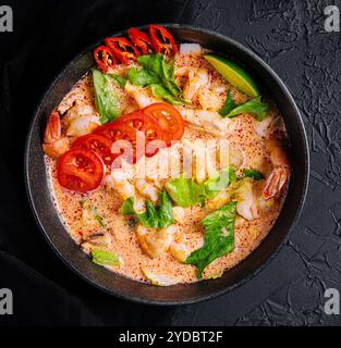 Savoureuse soupe malaisienne aux crevettes et au lait de coco Banque D'Images