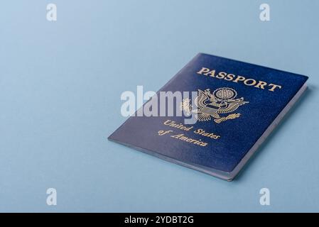 Passeport des états-Unis d'amérique sur fond bleu Banque D'Images