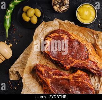 Vue de dessus sur le steak de bœuf mariné Banque D'Images