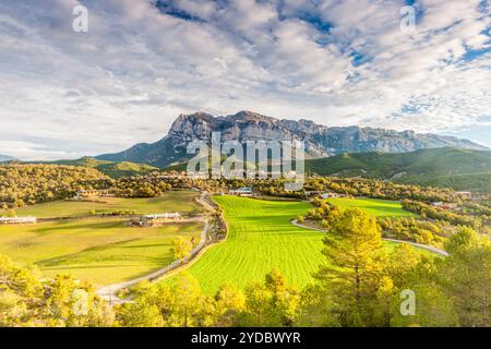 Village El Pueyo de Araguas et pic Peña Montañesa, Huesca, Espagne Banque D'Images