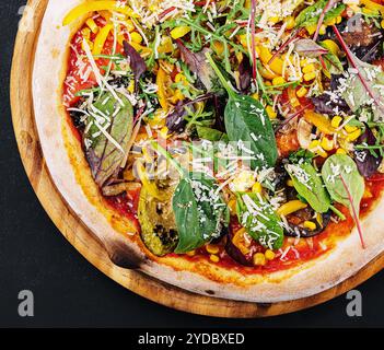 Pizza végétarienne avec roquette, aubergines, champignons et maïs Banque D'Images