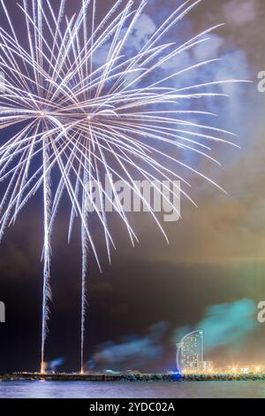 Feux d'artifice sur la plage de Barceloneta pendant les célébrations de Merce - Festes de la Mercè -, Barcelone, Espagne Banque D'Images