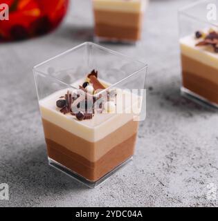 Bagatelles de dessert en couches dans des verres transparents Banque D'Images