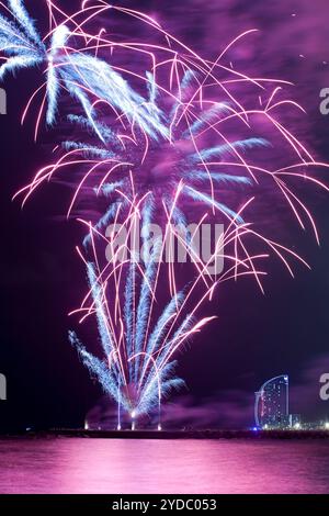 Feux d'artifice sur la plage de Barceloneta pendant les célébrations de Merce - Festes de la Mercè -, Barcelone, Espagne Banque D'Images