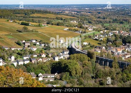 La ville française de Saint-Satur avec son viaduc de chemin de fer courbe caractéristique, vue depuis la ville médiévale perchée de Sancerre dans la vallée de la Loire. Banque D'Images