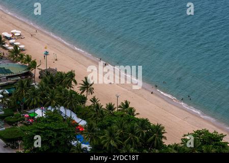 Ceci est une vue aérienne de la plage de Nha Trang, la plage principale près du centre-ville le 05 juin 2023 à Nha Trang, Vietnam Banque D'Images