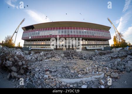 Die Abrissarbeiten an der Haupttribüne am Stadion im Friedrich-Ludwig-Jahn-Sportpark in Berlin-Prenzlauer Berg gehen weiter. Trotz Widerstand von Architekten und Anwohnern, beschloss der Berliner Senat den Abriss des Stadions und einen Neubau. / Les travaux de démolition de la tribune principale du stade Friedrich-Ludwig-Jahn-Sportpark à Berlin-Prenzlauer Berg se poursuivent. Malgré l'opposition des architectes et des résidents, le Sénat de Berlin a décidé de démolir le stade et d'en construire un nouveau. Friedrich-Ludwig-Jahn-Sportpark - Abrissarbeiten *** démolition de la tribune principale du stade de Friedri Banque D'Images